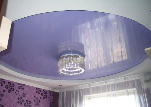 Фиолетовые натяжные потолки гостиной